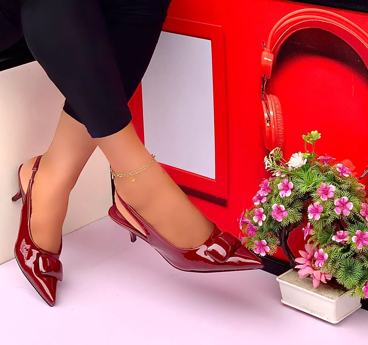 Pointed-toe slingback kitten heel