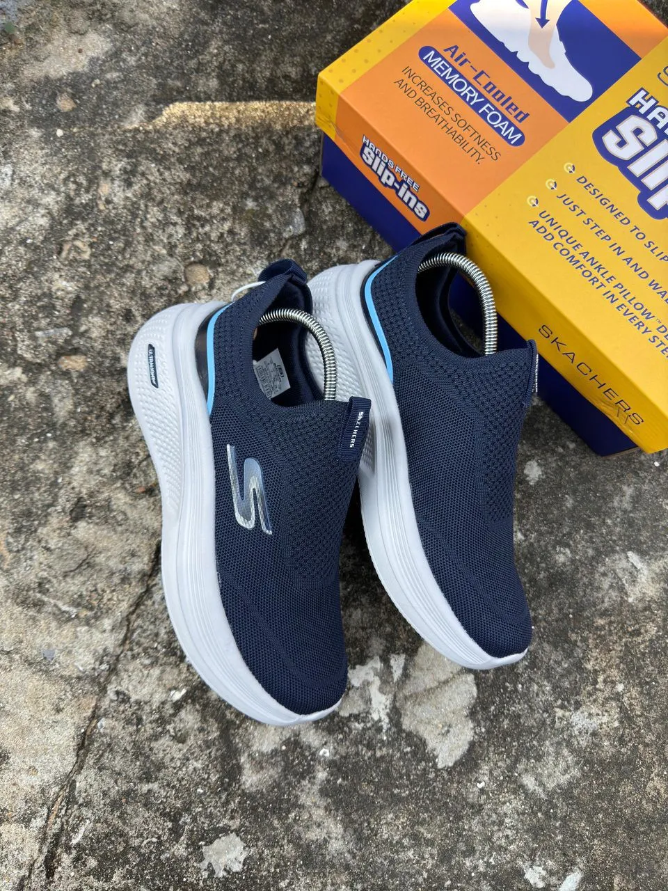 Skechers Hands-Free Slip-ins – Blue and White