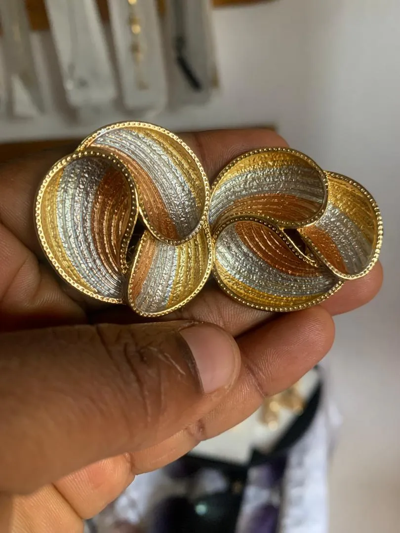 Spiral three tone earing